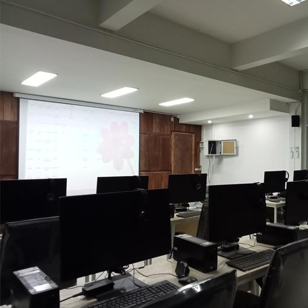 ติดตั้งโปรเจคเตอร์แบบแขวน พร้อมจอรับภาพขนาดใหญ่